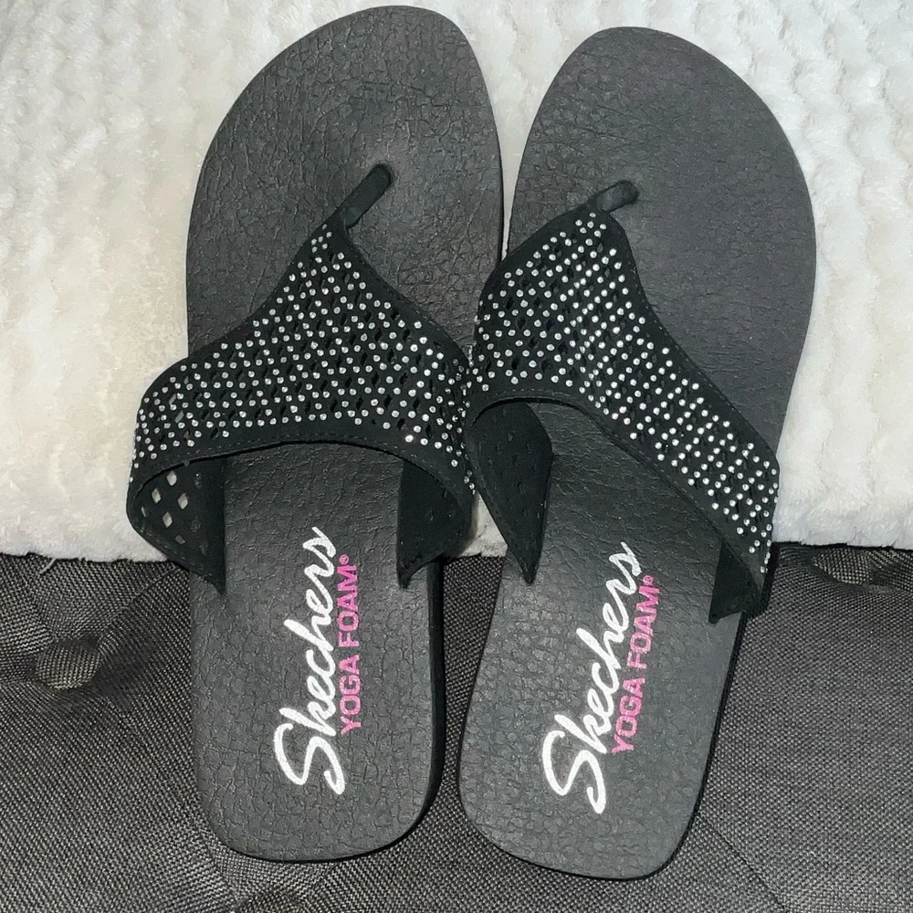 Skechers Yoga Foam Sandals, EUC